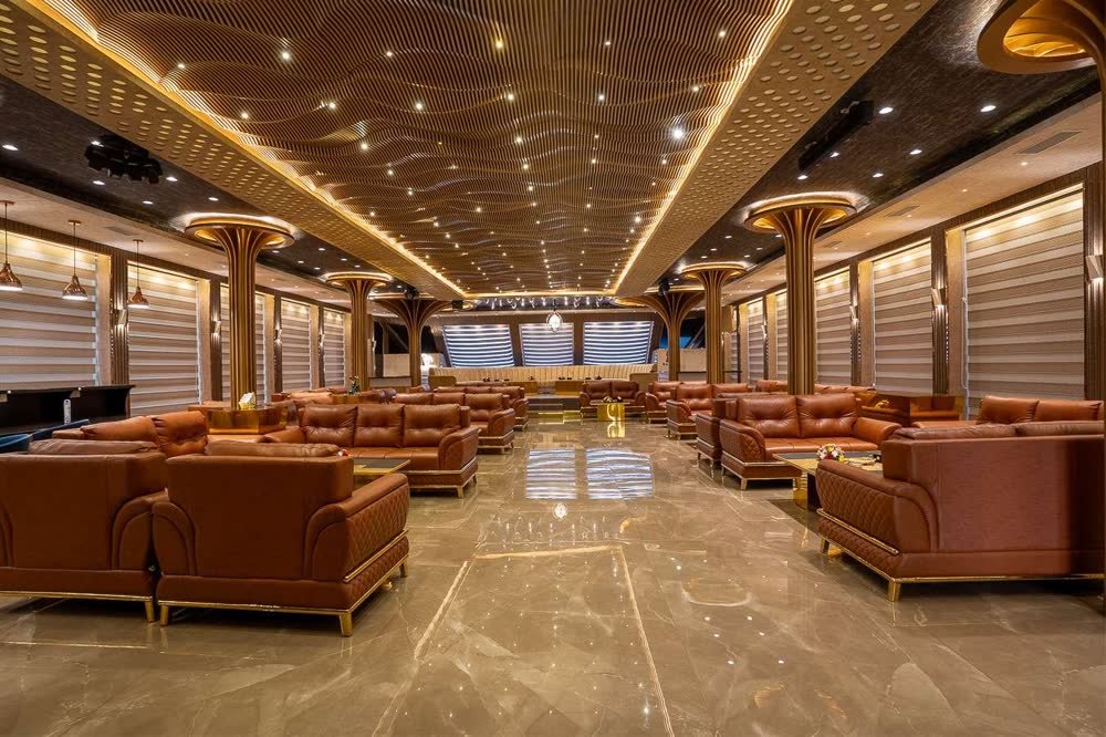 Live performance on board during a party cruise